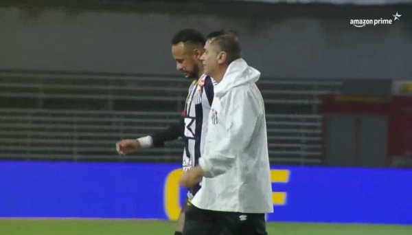 The penalty kick was still eliminated! Santos lost to his opponent 4-5 in total score, Neymar could not hide his loss