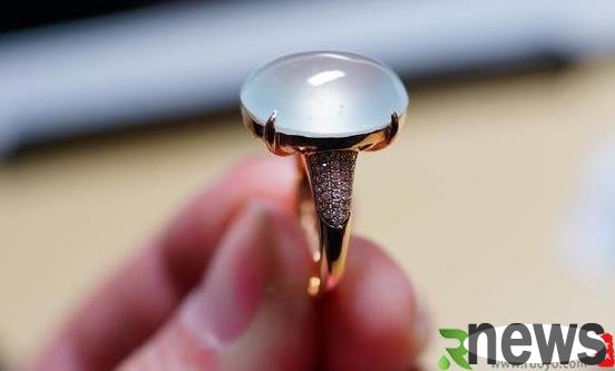 The ring is too tight to be removed on the hand. The lazy trick that the ring cannot be removed for a long time