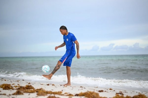 Take official photos in Miami Beach! Chelsea posted many official photos of Pedro, 60 million new player