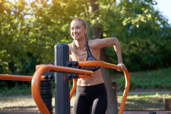 You can be your gym anywhere. 7 common exercise equipment tutorials in the park