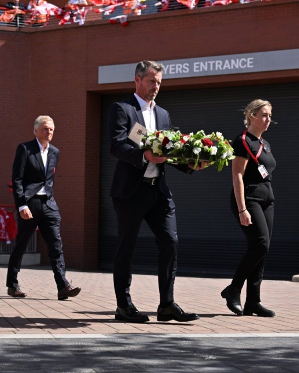 Official: Liverpool CEO presents flowers to the Jota brothers at Anfield