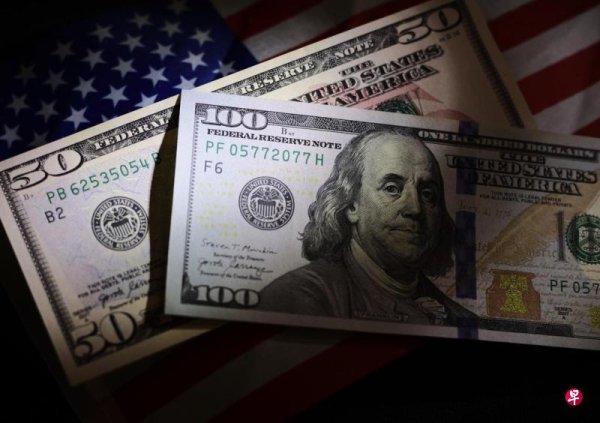 Dollar hovers around three-week highs Bitcoin falls
