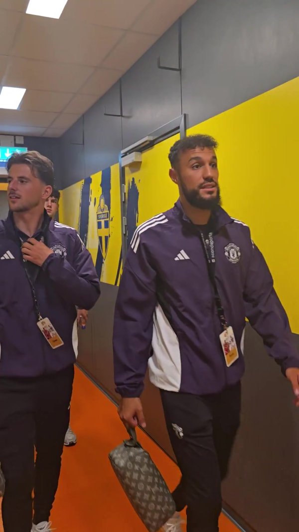Manchester United players have arrived at the game site, with B Fee leading the team, and new players Cunha and Leon all on the list