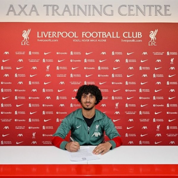 Official: 18-year-old youth training young player Ahmed signed his first professional contract with Liverpool