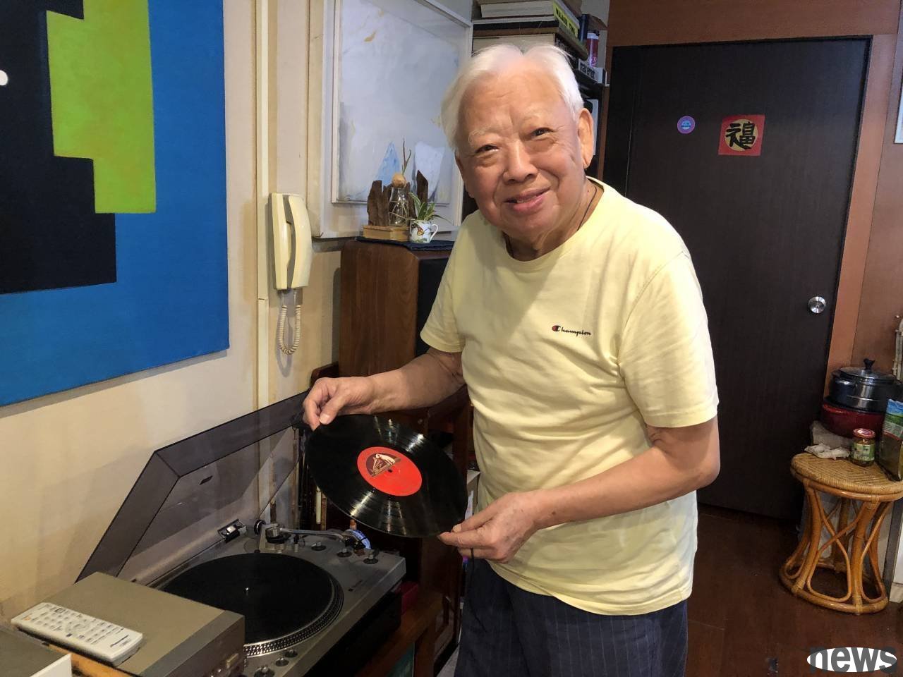 他收藏上萬張黑膠唱片，在他的畫作中經常可以看見音符，就是深受音樂的影響。
<br />圖檔來源／彭蕙珍攝影 