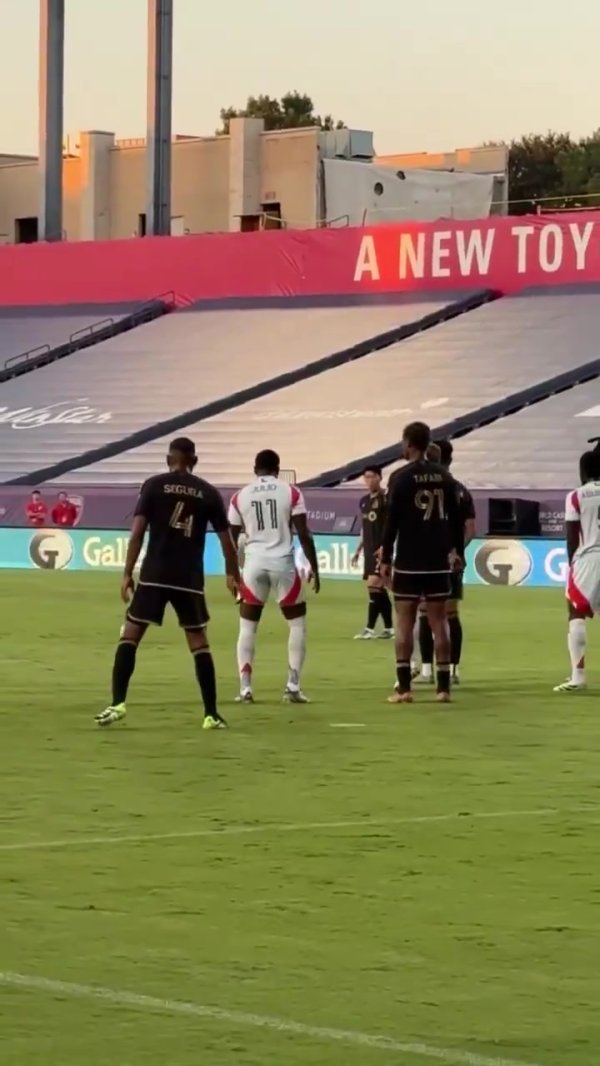 Side view 🤳 watch Son Heung-min gets a straight free kick and is on the dead corner