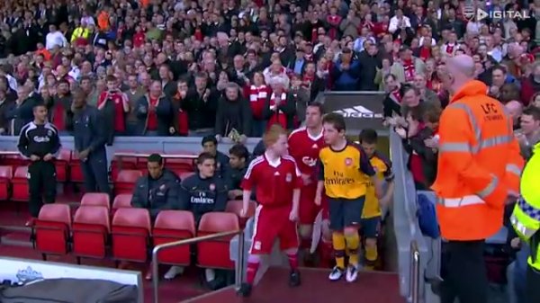 The Tsar is coming! In the 2009 Premier League, Arsaving was very happy for the first time, and Arsenal drew with Liverpool 4-4