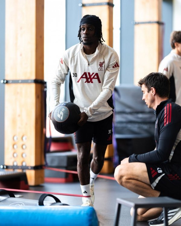 Comeback is imminent! Liverpool social media posted photos of Flynn s training, after the player diagnosed a hamstring injury