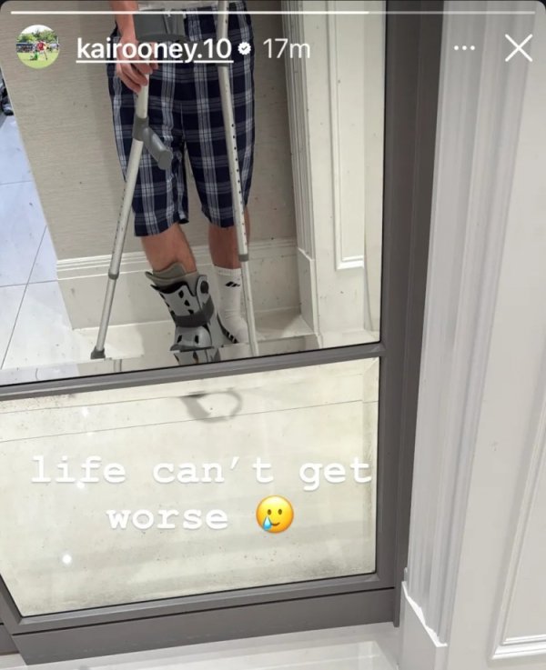 15-year-old Rooney posted a photo on social media with crutches: Life can t be worse than this