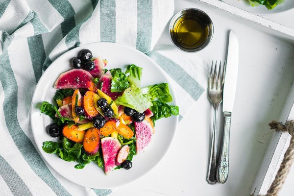 Lunch is a savory + a large plate of salad is very NG! Experts explain that healthy middle-aged and elderly women are more likely to have nutritional inequality