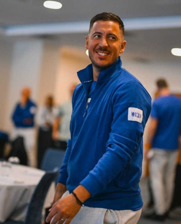 💙Hazard has arrived at Chelsea base to prepare for the legendary match against Liverpool