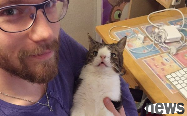 It was destiny that the noseless cat met the cat brother who looked the same