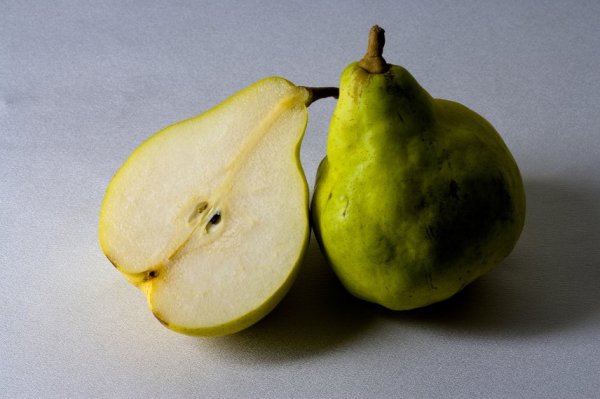 Pears help stabilize blood sugar and benefit cardiovascular function, but these people need to consume them in moderation.
