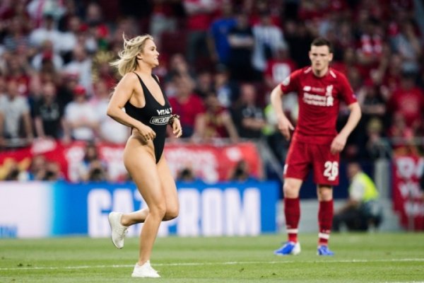 Become famous by running naked! 😍The streaking girl in the 19th Champions League final has now become a pilot👀