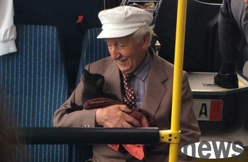 The scene of the old man holding the cat on the bus soon spread all over the world. Watching it is really healing.